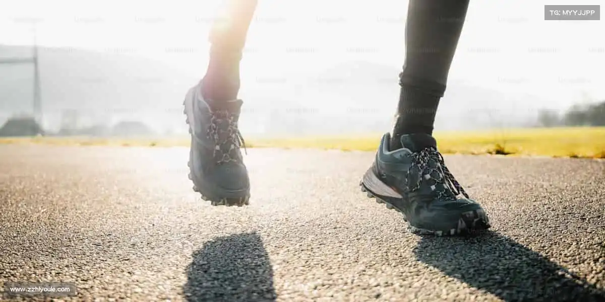 滑板少年，用轮子画出自由！